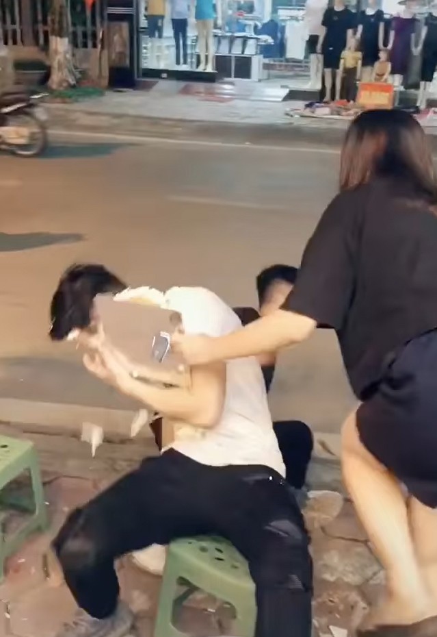 Trò đùa gây tranh cãi: Úp bánh sinh nhật lên mặt “khổ chủ”, tưởng vui mà lại nguy hiểm ảnh 5