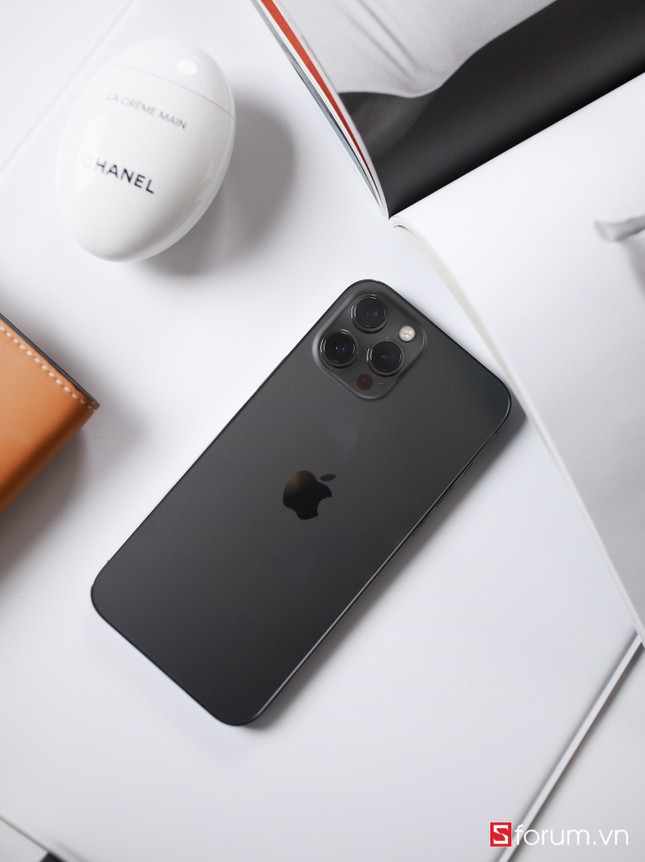 Cận cảnh iPhone 12 Mini, 12 Pro Max trước ngày mở bán: Bạn là team “tay nhỏ” hay “tay to“? ảnh 6