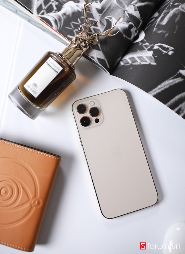 Cận cảnh iPhone 12 Mini, 12 Pro Max trước ngày mở bán: Bạn là team “tay nhỏ” hay “tay to“? ảnh 5