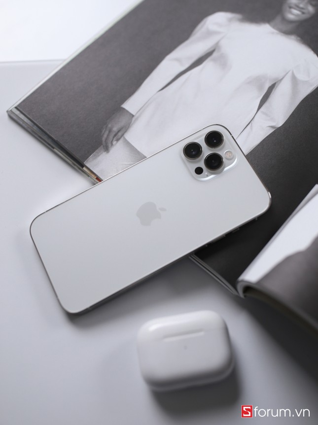 Cận cảnh iPhone 12 Mini, 12 Pro Max trước ngày mở bán: Bạn là team “tay nhỏ” hay “tay to“? ảnh 4