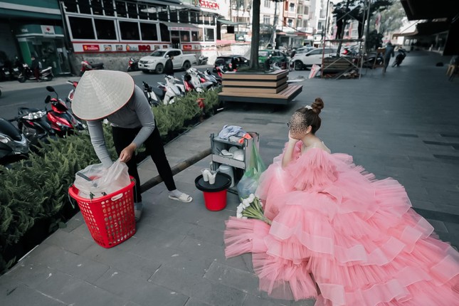 “Lên đồ” đi ăn tàu hũ như Lý Nhã Kỳ dự Cannes, cô gái khiến netizen mắt tròn mắt dẹt ảnh 2