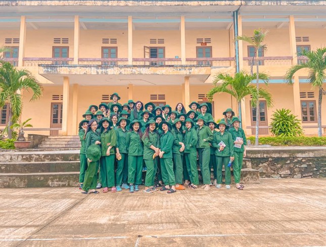 “Đại hội” kéo chân của hội teen: Giờ thì đã hiểu thế nào là “chân dài đến nách“! ảnh 1