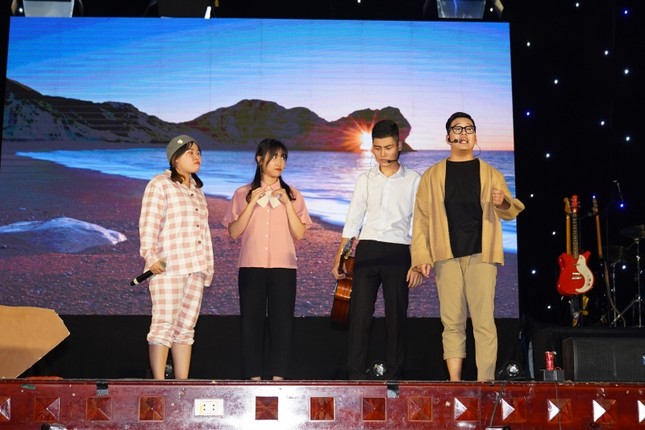 Đắm chìm trong những bản nhạc Indie của Ngọt trên sân khấu Học viện Báo chí & Tuyên truyền ảnh 5