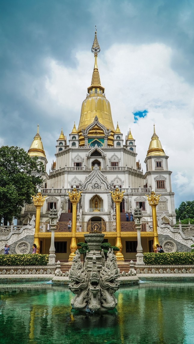 Địa điểm “check-in” cực đẹp của giới trẻ Sài Gòn: Ngôi chùa có bảo tháp cao nhất Việt Nam ảnh 3
