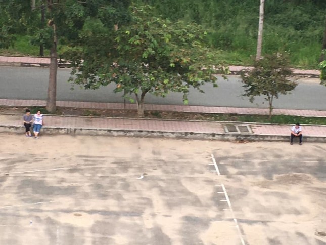 Nữ sinh ngồi trong sân trường gây sốt MXH: Tâm “bất dính” giữa dòng đời “vạn thính“ ảnh 2