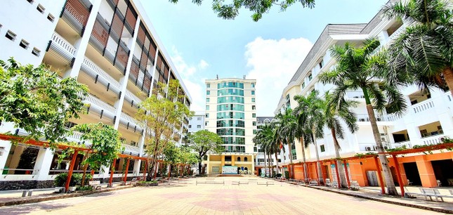 Thêm hàng loạt trường ĐH tại TP.HCM cho sinh viên nghỉ học vì liên quan đến ca COVID-19 ảnh 2
