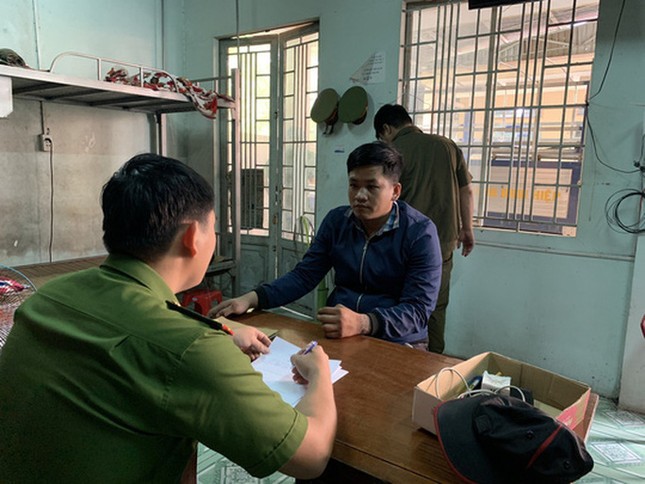 Phẫn nộ người đàn ông dùng vũ khí đánh liên tiếp vào đầu nữ sinh sau va chạm giao thông ảnh 2