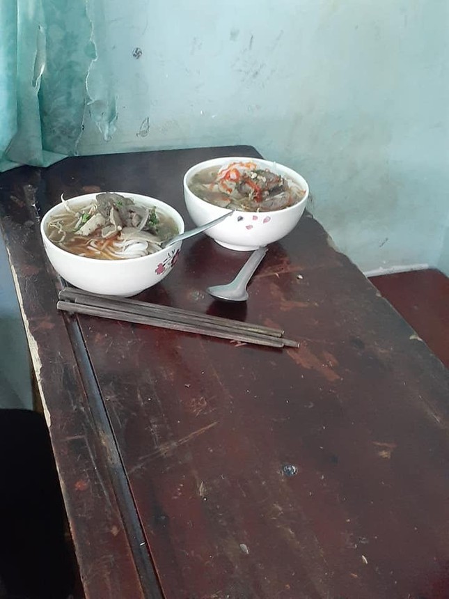 Muôn kiểu “sưởi ấm” mùa Đông của học sinh: Mang cả ấm trà, nồi cơm điện tới lớp ảnh 6