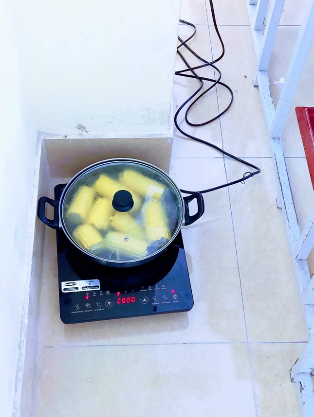 Muôn kiểu “sưởi ấm” mùa Đông của học sinh: Mang cả ấm trà, nồi cơm điện tới lớp ảnh 4