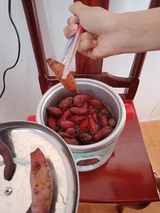 Muôn kiểu “sưởi ấm” mùa Đông của học sinh: Mang cả ấm trà, nồi cơm điện tới lớp ảnh 2