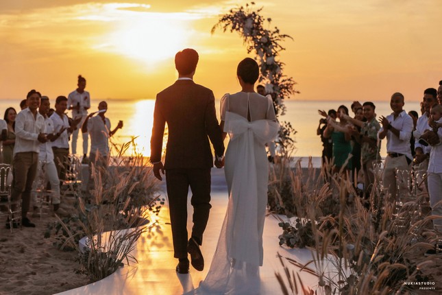 Công Phượng tung loạt ảnh cưới “tình bể bình” chưa từng công bố để chúc mừng năm mới ảnh 4