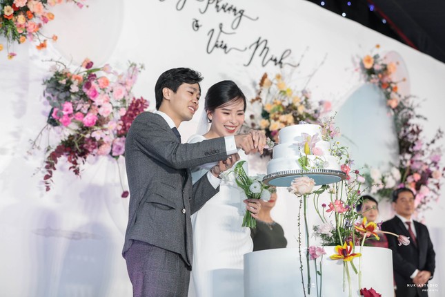 Công Phượng tung loạt ảnh cưới “tình bể bình” chưa từng công bố để chúc mừng năm mới ảnh 14