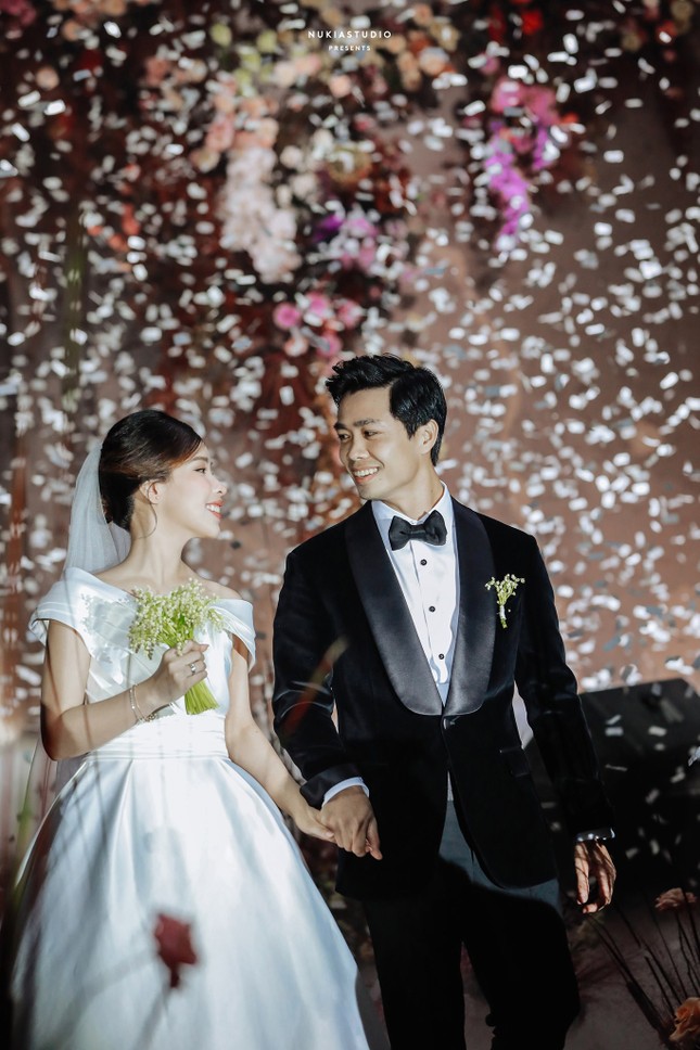 Công Phượng tung loạt ảnh cưới “tình bể bình” chưa từng công bố để chúc mừng năm mới ảnh 7