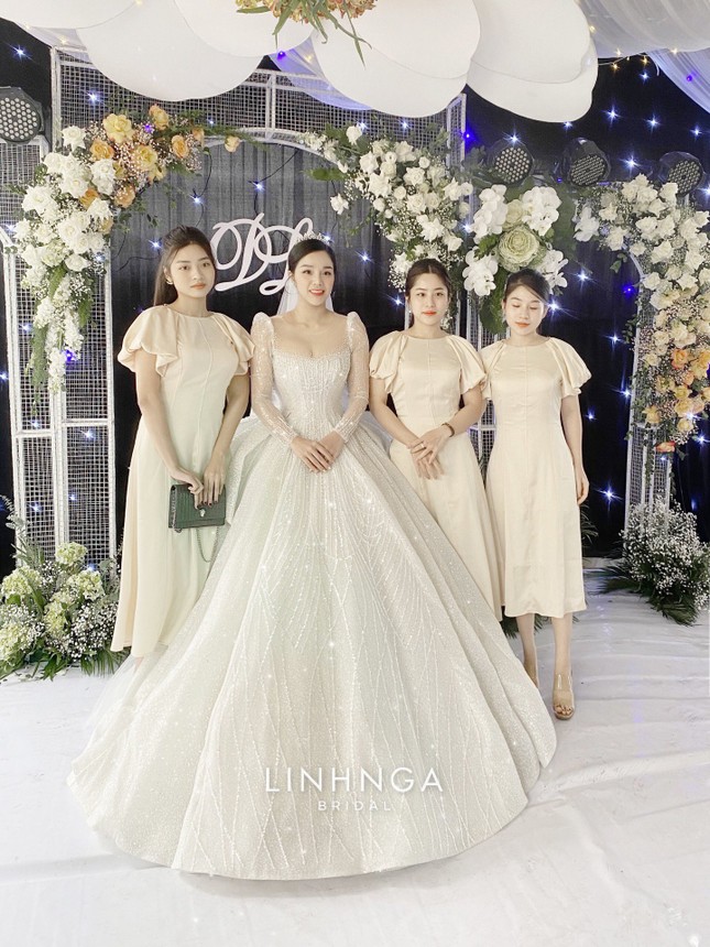 Khánh Linh diện váy cưới làm từ 30K viên đá Swarovski do chính Bùi Tiến Dũng lên ý tưởng ảnh 7