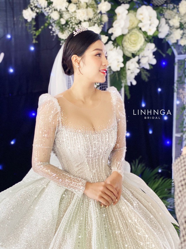 Khánh Linh diện váy cưới làm từ 30K viên đá Swarovski do chính Bùi Tiến Dũng lên ý tưởng ảnh 5
