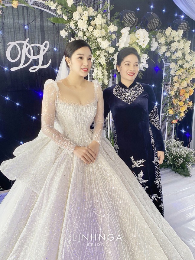 Khánh Linh diện váy cưới làm từ 30K viên đá Swarovski do chính Bùi Tiến Dũng lên ý tưởng ảnh 9