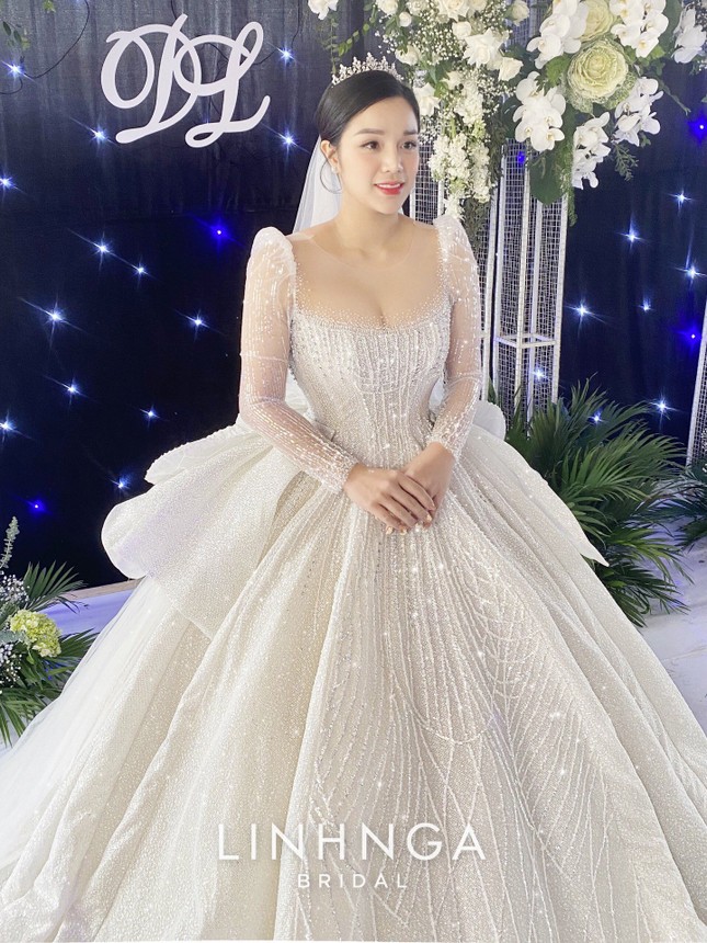 Khánh Linh diện váy cưới làm từ 30K viên đá Swarovski do chính Bùi Tiến Dũng lên ý tưởng ảnh 6