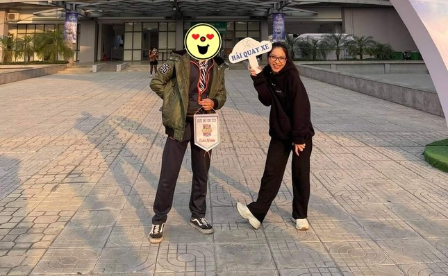 Bức ảnh hot nhất hôm nay: Nhật Lê rạng rỡ cầm biển “Hải quay xe”, không biết có ý gì đây? ảnh 1