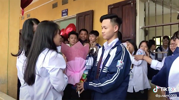 Nữ sinh từ chối lời tỏ tình của bạn học, dân mạng vẫn chấm 10 điểm thanh lịch vì lý do này ảnh 1