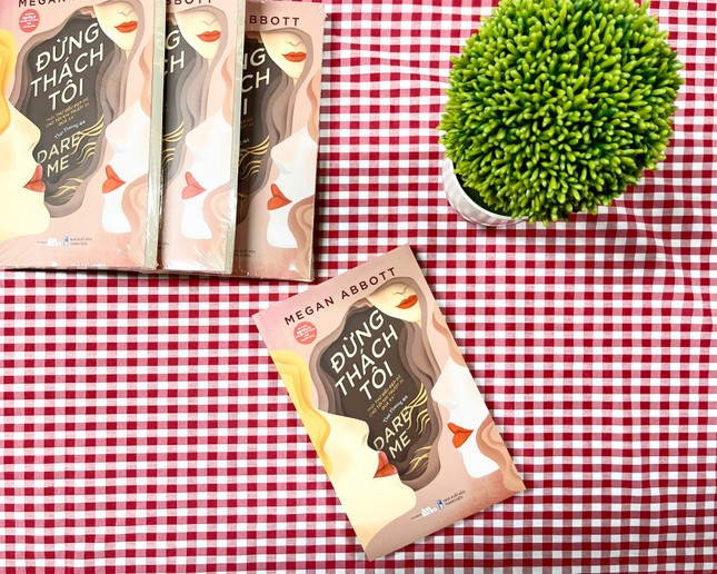 “Dare Me“: Tiểu thuyết ly kỳ lãng mạn về các bạn trẻ trước sức hút của thế giới người lớn ảnh 3