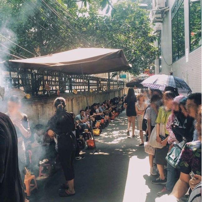 Hà Nội: Trai đẹp bán thịt nướng ở phố Chùa Láng quay clip xin lỗi vì đã xúc phạm shipper ảnh 1