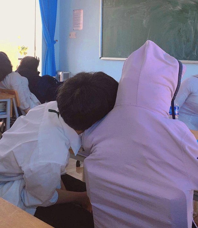 Bạn cùng bàn nghỉ học thì làm gì để đỡ trống trải? Sáng kiến áp dụng được cả với hội F.A! ảnh 3