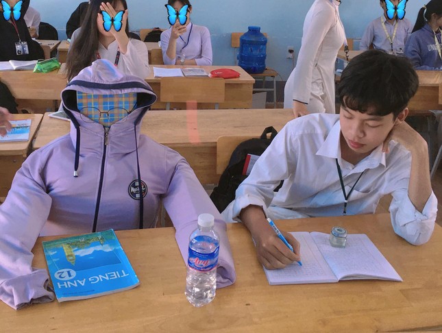 Bạn cùng bàn nghỉ học thì làm gì để đỡ trống trải? Sáng kiến áp dụng được cả với hội F.A! ảnh 1