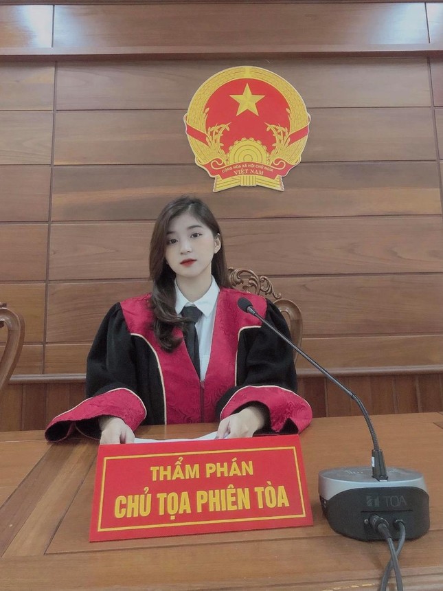 Nữ thẩm phán tương lai sở hữu nhan sắc “vạn người mê” khiến mạng xã hội “dậy sóng“ ảnh 2
