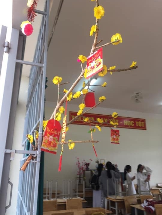 Các bạn học sinh trang trí lớp học đón Tết: Thỏa sức sáng tạo và khoe độ khéo tay! ảnh 4