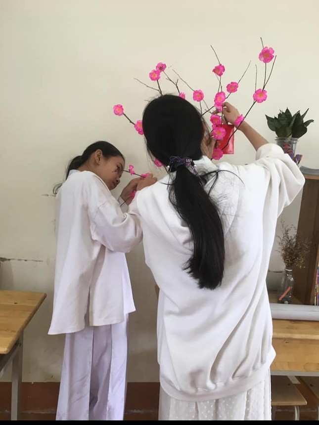Các bạn học sinh trang trí lớp học đón Tết: Thỏa sức sáng tạo và khoe độ khéo tay! ảnh 1