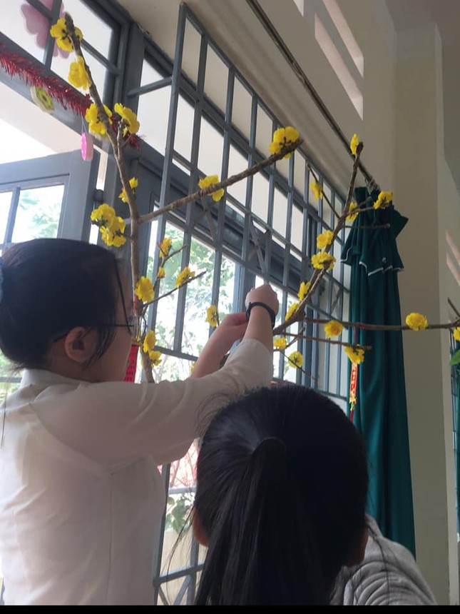 Các bạn học sinh trang trí lớp học đón Tết: Thỏa sức sáng tạo và khoe độ khéo tay! ảnh 2