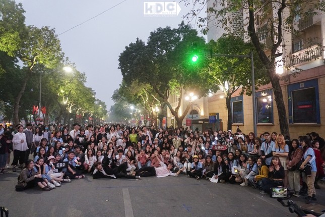 Hà Nội: Fan K-Pop cover SNSD, BLACKPINK mừng năm mới tưng bừng trên Phố đi bộ Hồ Gươm ảnh 1