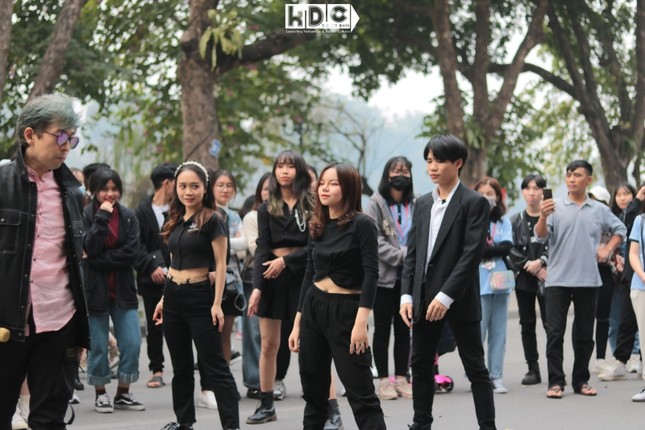 Hà Nội: Fan K-Pop cover SNSD, BLACKPINK mừng năm mới tưng bừng trên Phố đi bộ Hồ Gươm ảnh 4