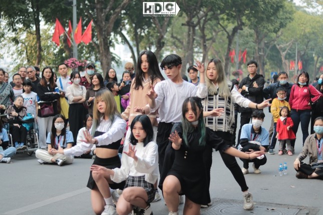 Hà Nội: Fan K-Pop cover SNSD, BLACKPINK mừng năm mới tưng bừng trên Phố đi bộ Hồ Gươm ảnh 5