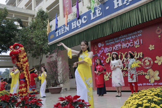 Trường teen tưng bừng lễ hội đón Tết: Hội chợ đón Xuân, prom cuối cấp vui nổ trời! ảnh 1