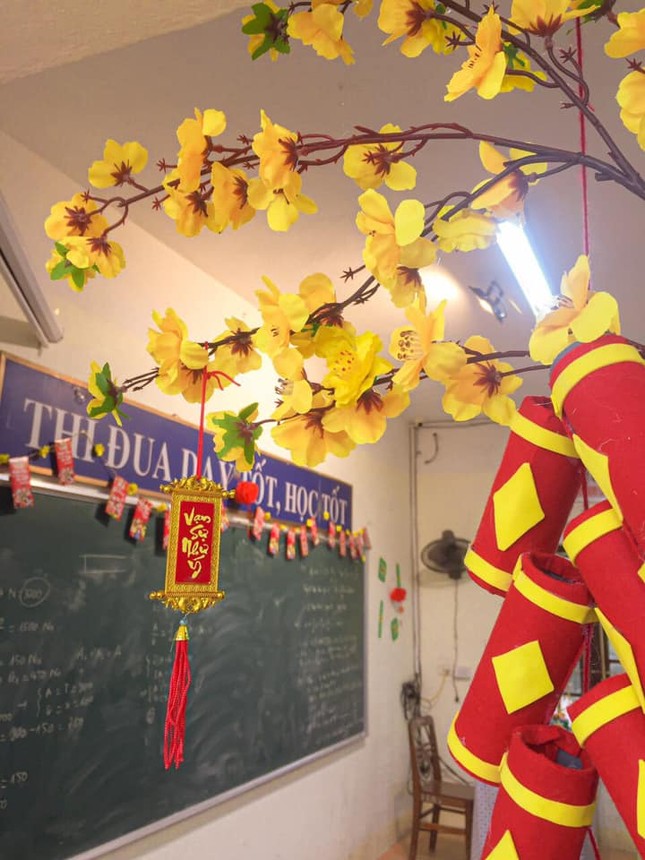 Teen Ninh Bình trang hoàng lớp học đón Tết: Lì xì, câu đối đỏ, bánh chưng xanh đều có đủ! ảnh 5