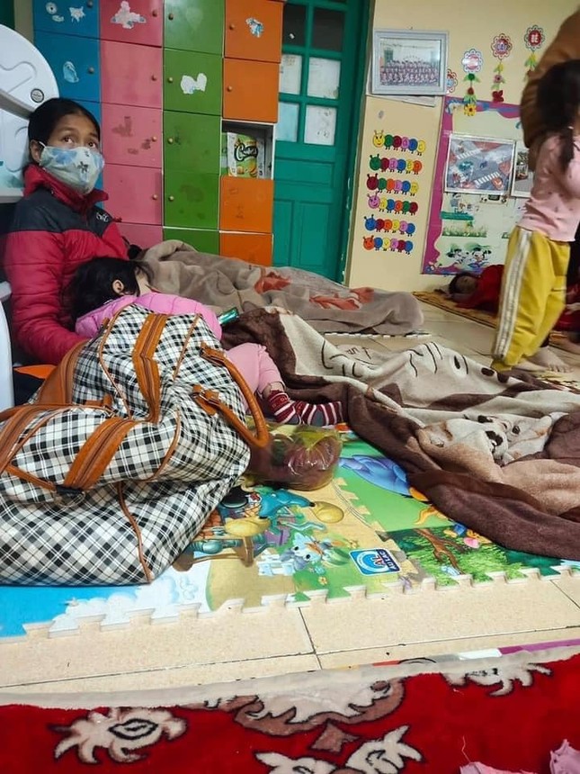 Những hình ảnh xót xa trong mùa dịch: Lớp mầm non đi cách ly tập trung, nhân viên y tế ngất xỉu vì kiệt sức ảnh 3