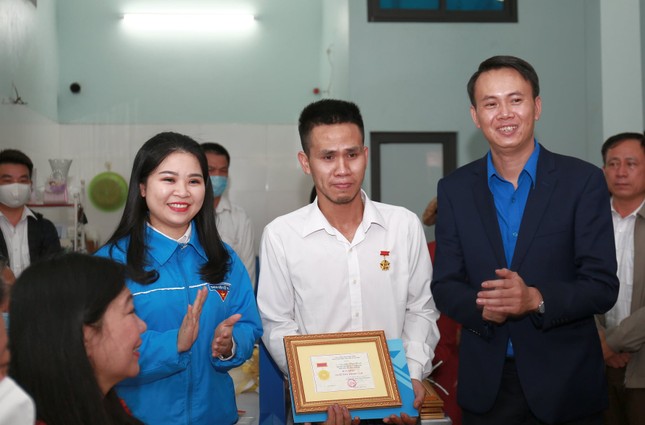 “Người hùng” cứu bé gái rơi từ tầng 12 được TƯ Đoàn trao tặng huy hiệu “Tuổi trẻ dũng cảm“ ảnh 3
