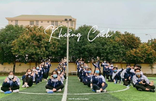 Teen THPT chuyên Phan Bội Châu chụp ảnh kỷ yếu mùa dịch theo thông điệp 5K của Bộ Y tế ảnh 2