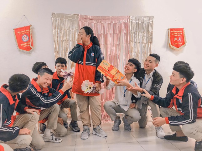 Những món quà của “hội nam sinh lớp người ta“: Từ chất phát ngất tới siêu lầy lội! ảnh 3