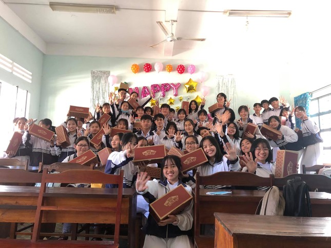 Những món quà của “hội nam sinh lớp người ta“: Từ chất phát ngất tới siêu lầy lội! ảnh 2