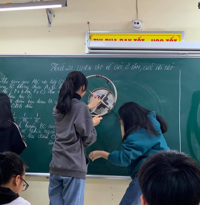 Lên bảng vẽ hình tròn nhưng không có compa, hai nữ sinh nghĩ ra cách vẽ “bá đạo“ ảnh 2