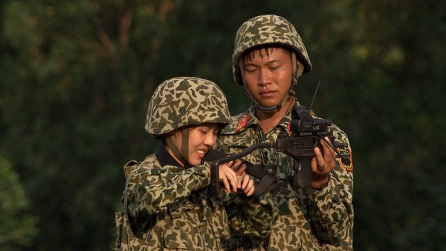 Hậu Hoàng phản ứng thế nào khi ê-kíp “Sao Nhập Ngũ” xin lỗi vì đã “đẩy thuyền” Hậu - Long? ảnh 1