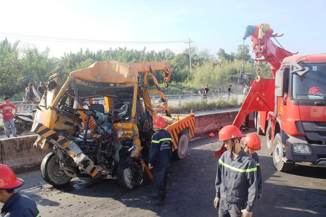 Đâm xe kinh hoàng trên cầu Phú Mỹ, 3 người tử vong ảnh 1
