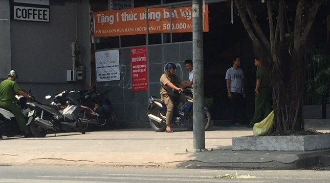 Hỗn chiến tại quán cà phê, hàng chục người tháo chạy ảnh 1
