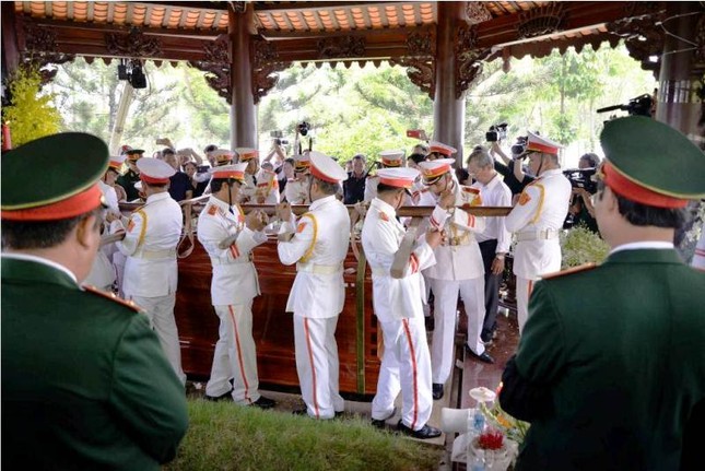 Thương tiếc tiễn đưa nguyên Thủ tướng Phan Văn Khải về đất mẹ ảnh 11