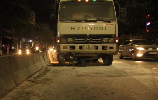 Hai vợ chồng thương vong, xe máy bốc cháy dưới gầm xe ben ảnh 2