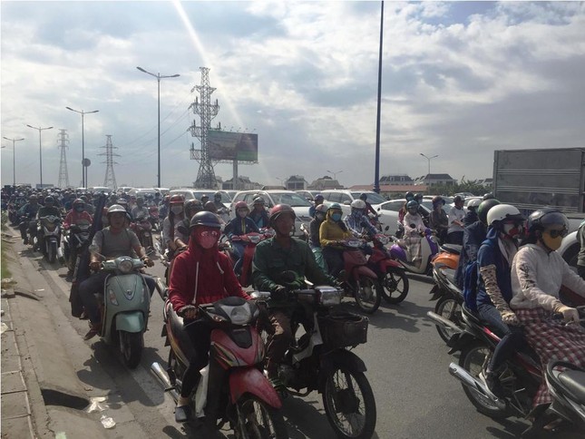 Cửa ngõ Sài Gòn ùn ứ vì dân dừng xe xem xác chết dưới chân cầu ảnh 2