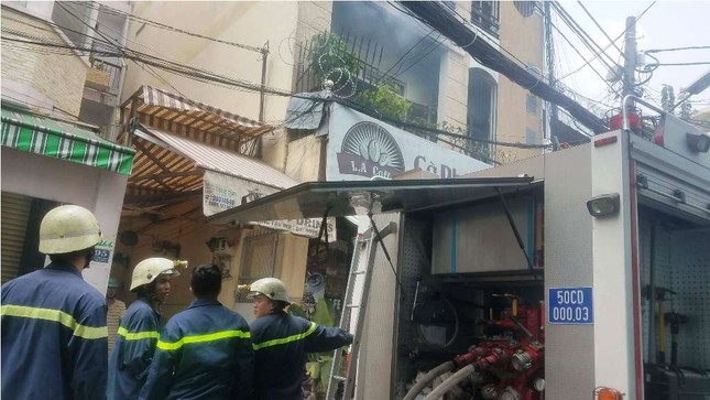 Giải cứu người đàn ông trong căn nhà bốc cháy ở Sài Gòn ảnh 1