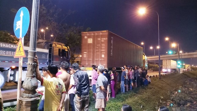 Bị xe ben kéo lê hơn 10m, hai vợ chồng thương vong ảnh 1